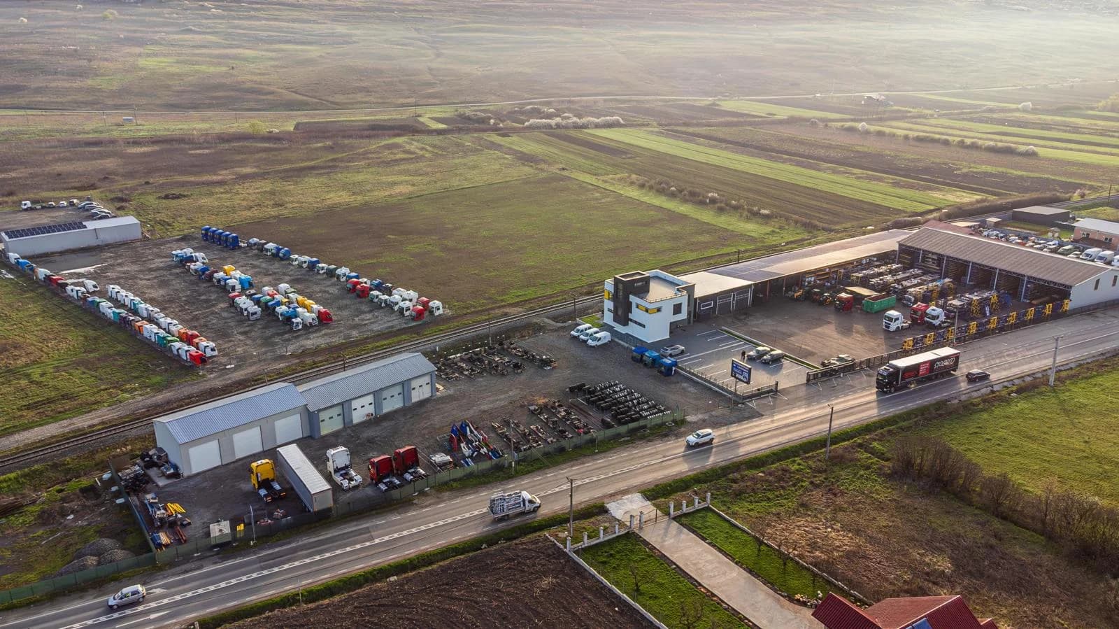 Curtea exterioară cu camioane pentru dezmembrare